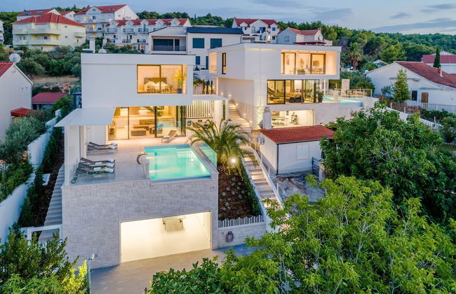 Luxury Villa Luna with Swimming Pool - Photo 34