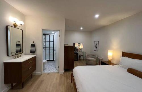 Stylish DTWN Hotel, Steps to Restaurants, King Bed, Room # 205 - Foto 4