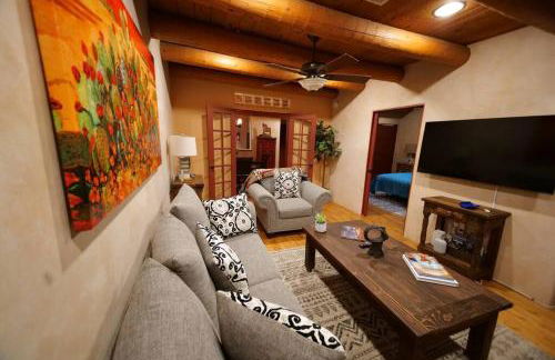 Enchanted Casita with Private Outdoor Hot Tub and Patio, Near Santa Fe Plaza, Sleeps 4 with free parking - Foto 16