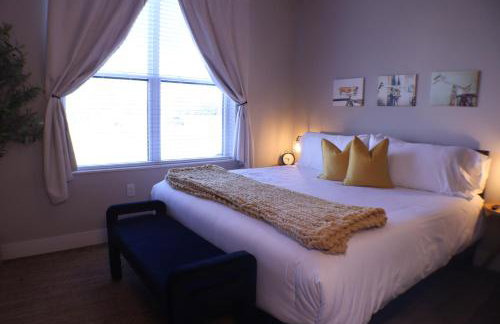 Deluxe 2BR Near Amp, Culture & Walmart wPool - Photo 34