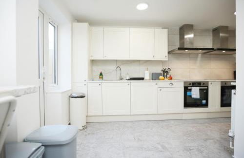 Gloucester Rd By N And N Stays, Newly Refurbed 6 Bed all ensuite house by N And N Stays Ltd, Perfect for contractors and Corporate stays, Close to YTL Arena Site, Pvt Parking for Vans and and work vehicles, Wifi - Foto 35