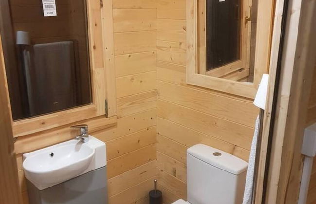 Log Cabin on the Lake - Sleeps 4 & Jacuzzi - Photo 11