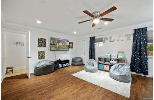 Experience Serenity in a 4BR3BA Downtown Home - Foto 17