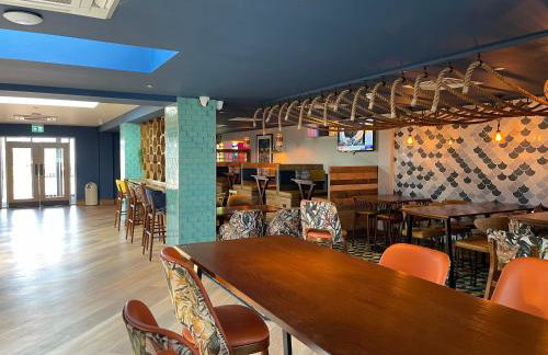 Chichester Lakeside Holiday Park Lakefront Lodge - Foto 42