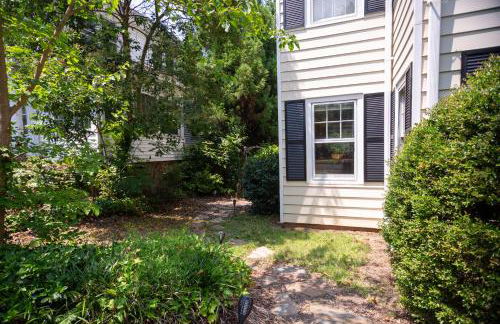 Spacious 2BR in Grand Old Home, Downtown Durham - Photo 76