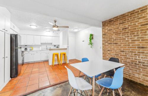 Heart of SoCo 2BR and 1BR King Suites with Free Parking, Pool, and Laundry Center - Foto 25