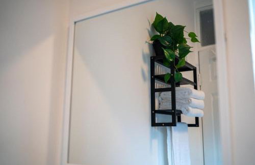 Cosy 3-Bed House With Parking, 5 Mins to QE & Uni - Photo 26