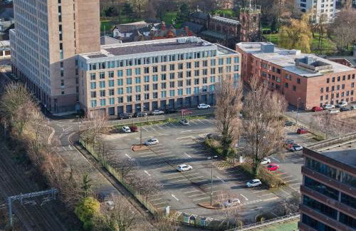 2-BR Flat - City & Town Centre View -1 Minute to Train & Tram Station - Sleeps 5 - Foto 45