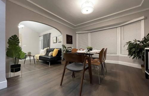 Airy Modern 2BR/2BA - Parking + Laundry + Sleep 6 - Foto 18