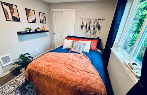 Colorful Comfort 3 Bedroom Home with Fenced yard - Foto 16