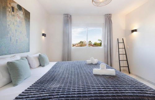 Luxurious And Modern Family Home - Photo 35