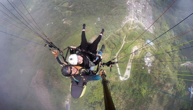 Divertimento durante il volo in parapendio