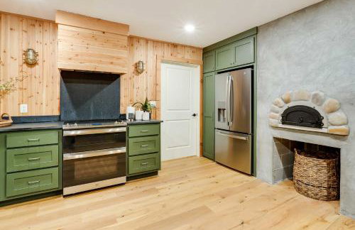 Spacious Home on Beaver Lake with Deck and Fire Pit! - Foto 11