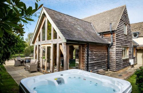 Hiron's Piece and Honeysuckle Cottage - with Hot Tub - Photo 67