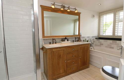 Perfect Retreat in Luxury & Historical Manor House - Photo 44