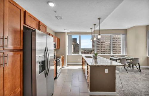 21st Floor Penthouse | Amazing Views of Downtown! - Photo 16