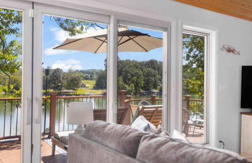 Relaxing Lakefront Retreat w/ Hot Tub & Dock - Foto 51