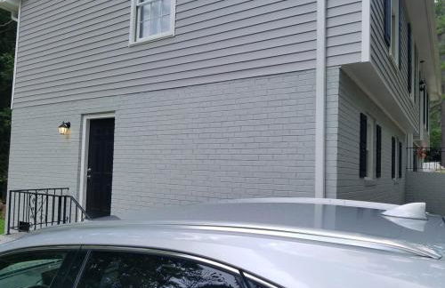 Stylish 4BR Getaway with Game Room, Grills & Cozy Outdoor Fire-Pit - Foto 27