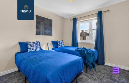 L1 - INVOICE and REDUCED PRICE only via SUNRISE SHORT LETS DUNDEE, Large 4 Bedroom House with 6 Beds and 3 bathrooms, TVs in each room, Free Parking, Fully Equipped, Local Amenities, Easy Ring Road Access, Special Rates and ONLY 9 Mins to STANNERGATE Port - Foto 7