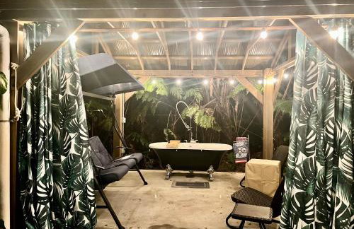 Romantic Retreat, Relax at Hot-tub, Indoor & Outdoor shower, firepit, 5 min to Hawaii Volcano park - Foto 2