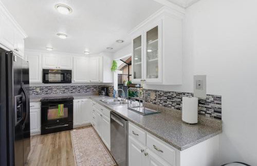 Colorful and Cozy Haven with Heated Pool - Foto 3