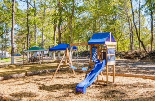 Walk to MIR Wooded Group Escape with Deck and Bar! - Foto 34