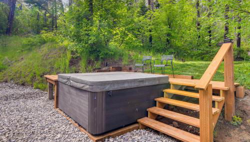 Rustic Escape with Deck, Hot Tub and Mountain Views - Foto 3