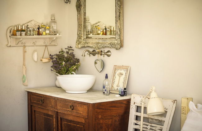 Elegant 1BR Apt w Balcony in the City - Photo 9