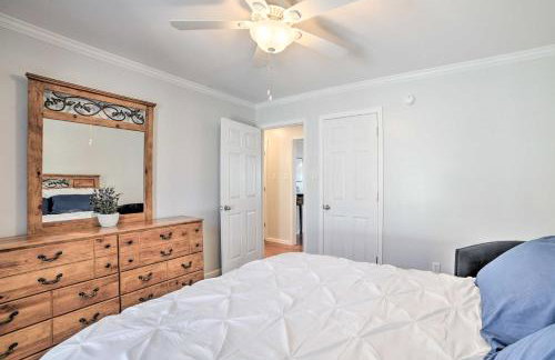 Country-Chic Home with Fire Pit, Steps to Lake! - Foto 17