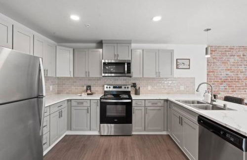 King Bed - J and K on Main Luxury Apartment 306 - Foto 10