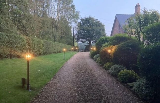 Charming 2-bed Cottage, Beautiful Views, Knutsford - Photo 18