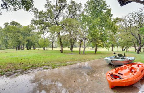 Riverfront Cuero Vacation Home with Spacious Deck! - Foto 26