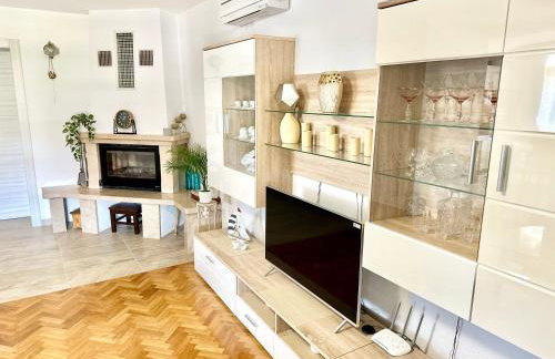 Spacious villa for 10 with a big private pool - Photo 16