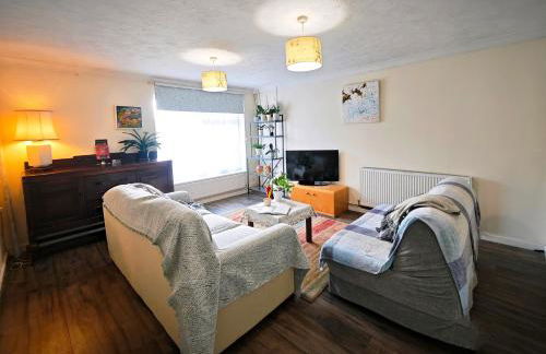 Spacious 3 Bedroom Home Ample Parking Near Shops - Photo 1