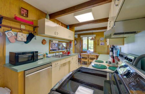 Deck with Water View Coastal Escape Near P-Town! - Foto 12