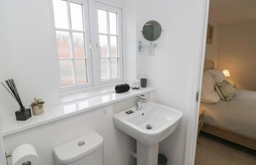 Silverstone Paddock Retreat - Photo 22