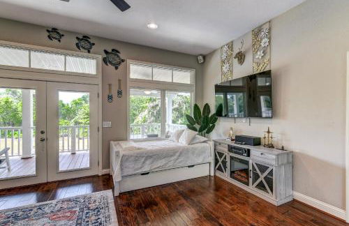 The San Bernard River waterfront provides private access to a spa, boat ramp, and jet skiing - Photo 77