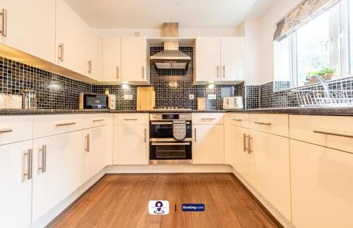 Last-Minute Escapes ! Summer Days l RTM Stay l 4 -Bed House By Finesse Stays Short Lets & Serviced Accommodation Wakefield With Parking, Contractors - Foto 3