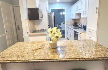 King Bed_Cozy Urban Retreat-Central Memphis - Foto 10