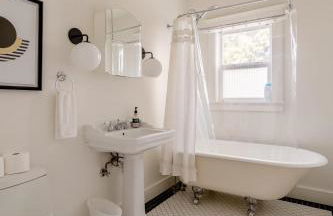 Hipster Vibe Apartment - Food Carts & Live Music - Photo 18