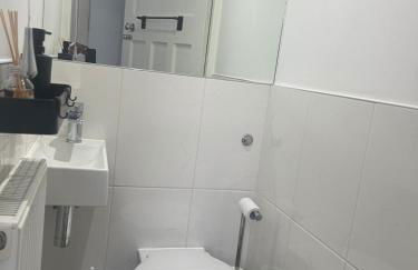 Large 3 bedrm apartment in heart of Theatre Land - Photo 18