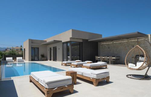 Athina Luxury Villa, with Pool & Walk to the Beach, By ThinkVilla - Foto 9