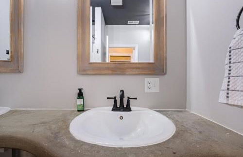 Spacious retreat w private backyard near downtown - Foto 26