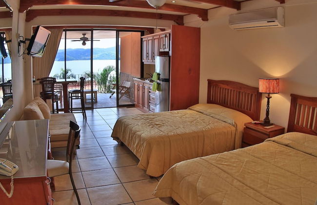 Hotel room-style ocean-view unit in Flamingo with pool - Photo 3