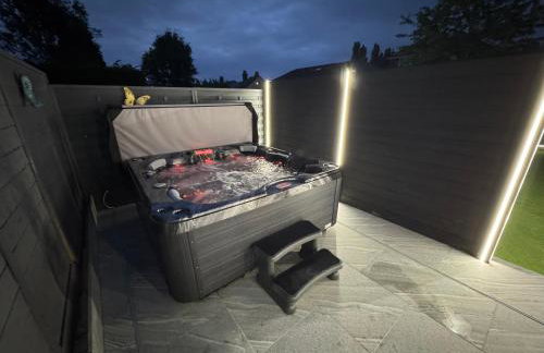 Modern 4 Bedroom Stylish Villa with out-door Hot Tub - Foto 4