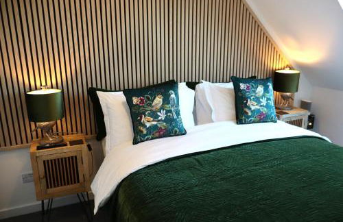 THE HIDEAWAY - LUXURY SELF CATERING COASTAL APARTMENT with PRIVATE ENTRANCE & KEY BOX ENTRY JUST A FEW MINUTES WALK TO THE BEACH, SOLENT WAY WALK, SHOPS and many EATERIES & BARS - FREE OFF ROAD PARKING,FULL KITCHEN, LOUNGE,BEDROOM , BATHROOM & WI-FI - Foto 39