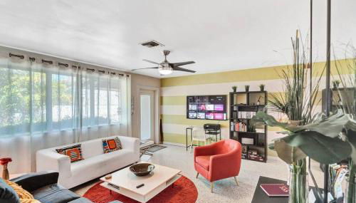 Heated pool, parking, 5 min walk to food and fun! - Foto 5