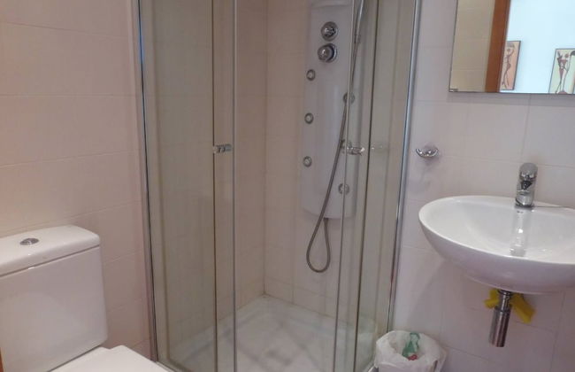 Beautiful 2 Bedroom 2 Bathroom Apartment With Pool - Photo 12