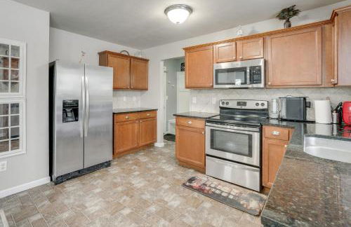 Spacious Family Getaway with Yard in Kalamazoo! - Foto 9