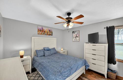 Cozy Retreat with Hot Tub in Peaceful Goshen home - Foto 21